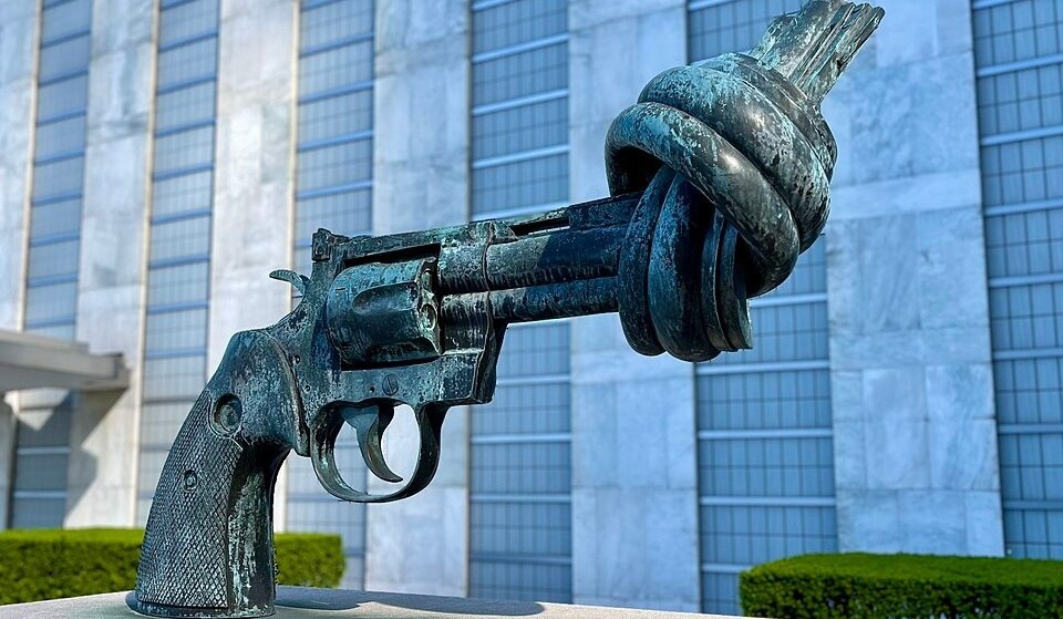 pistola_con_nudo_paz_recortada.jpeg