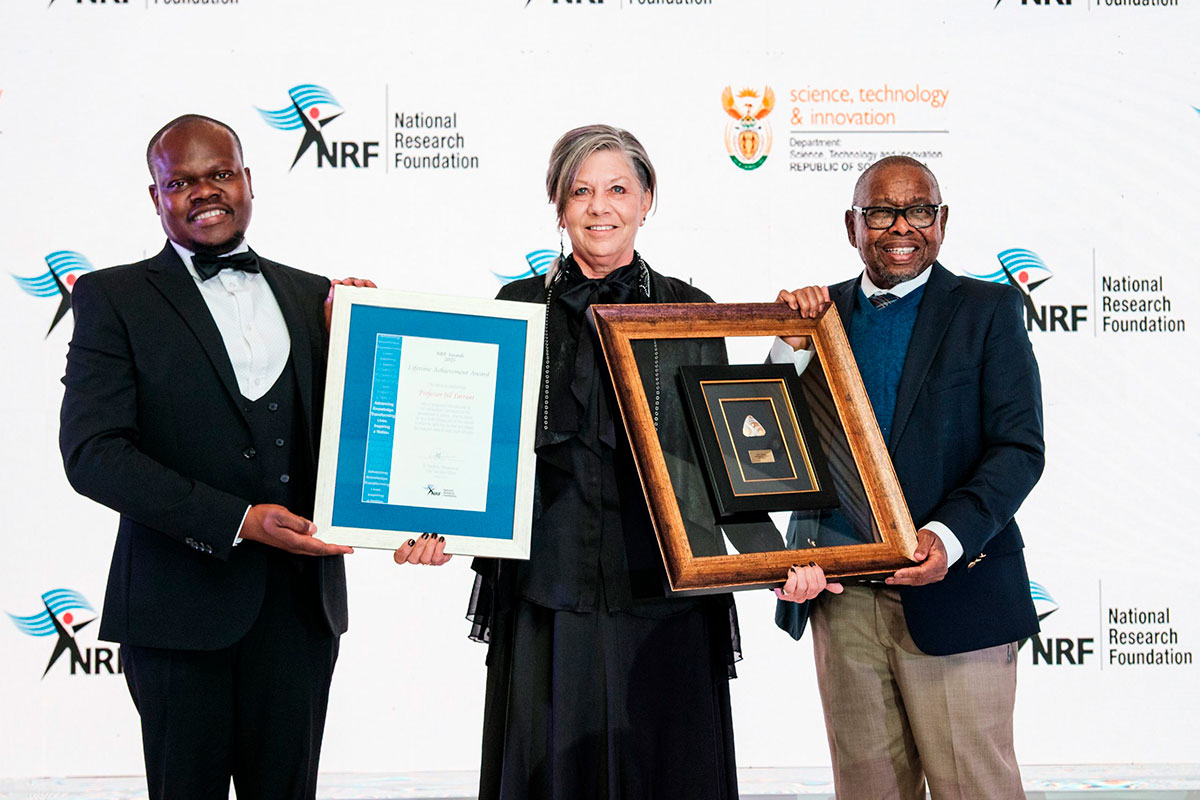 Professor Jill Farrant receives Lifetime Achievement Award at 2025 NRF Awards, reinforcing UCT’s leadership within the BOOSTER project
