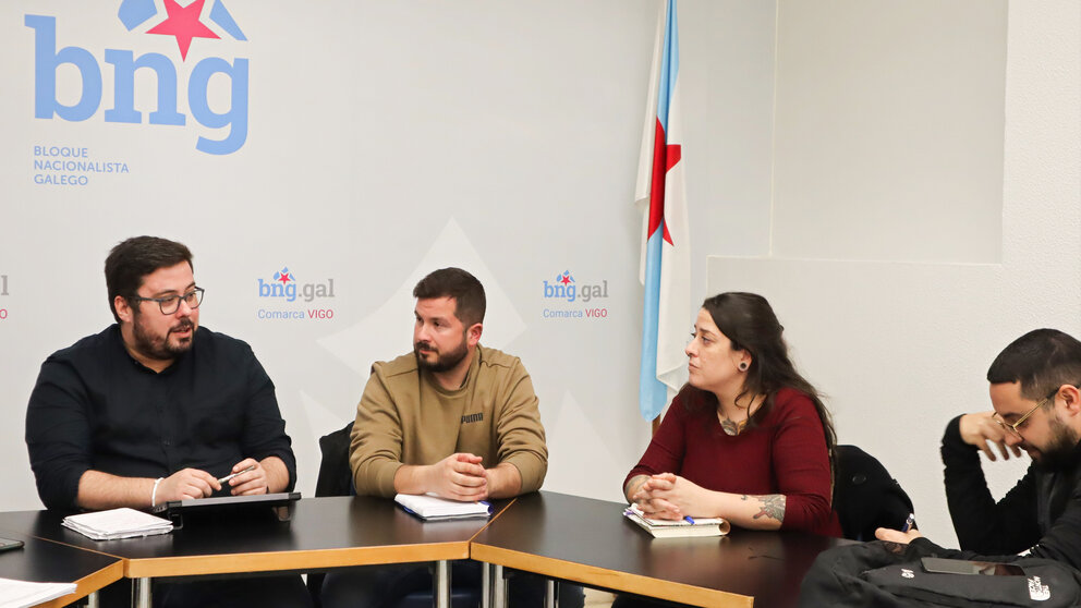 Xabier_P._Igrexas_e_Roberto_Fernández_Vila_(esq.)_reunidos_con_representantes_da_plataforma_Bembrive_en_Pé.jpg