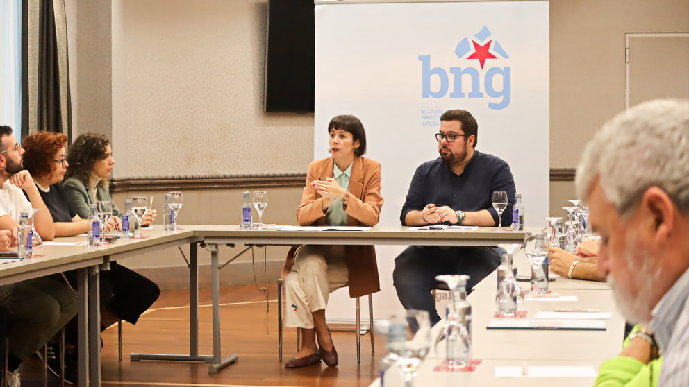 Ana_Pontón_e_Xabier_P._Igrexas_reunidos_con_axentes_sociais_e_económicos_de_Vigo.jpg