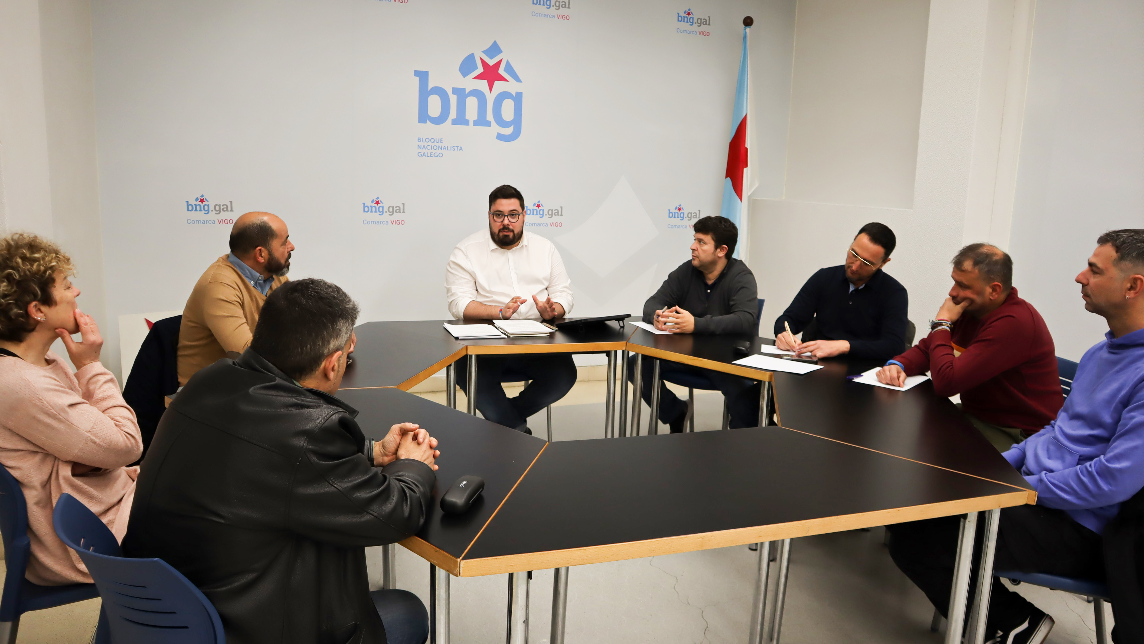 Xabier_P._Igrexas_con_representantes_do_Comité_de_Vitrasa.jpg