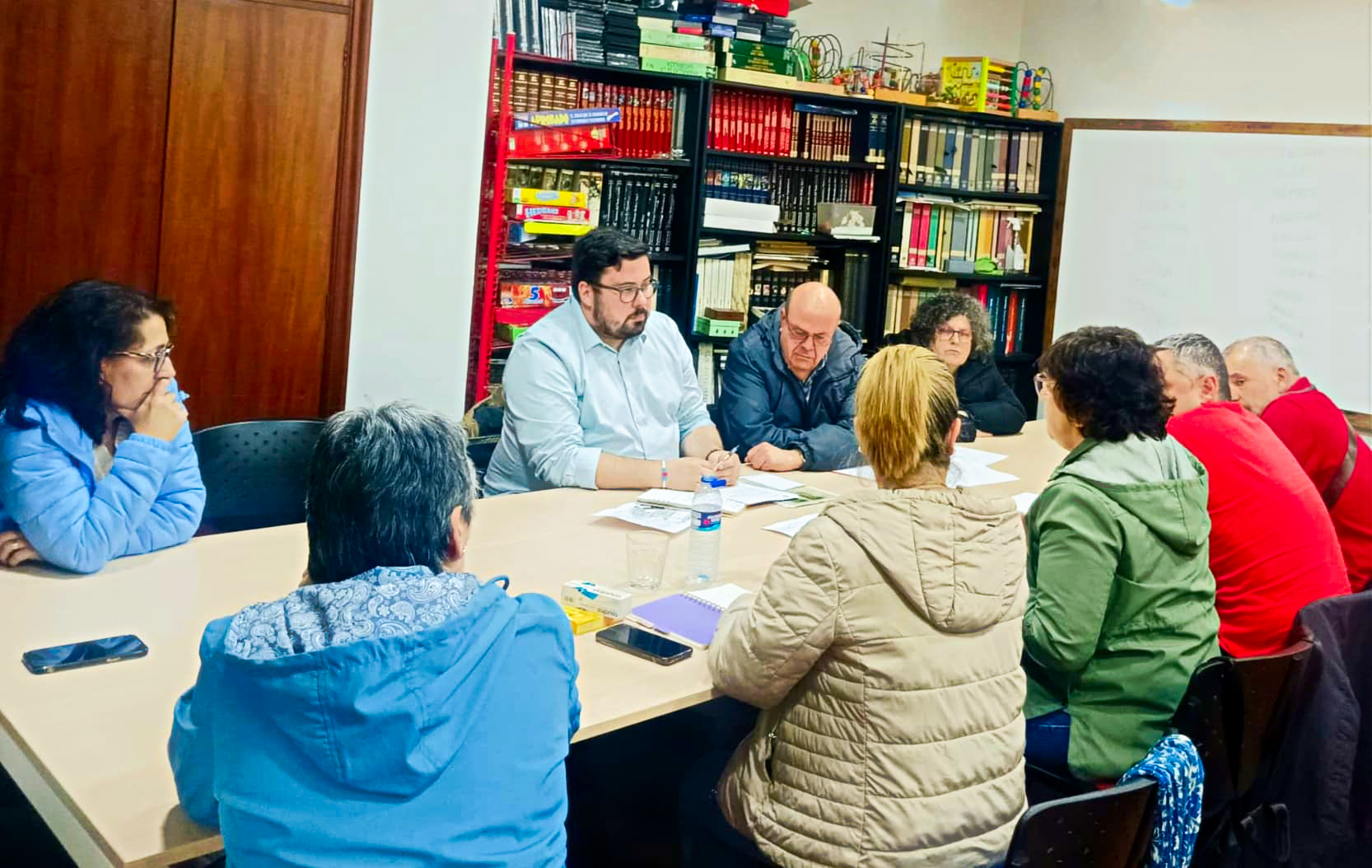 Foto_Xabier_P_Igrexas_reunido_con_veciñanza_de_Coia.jpg