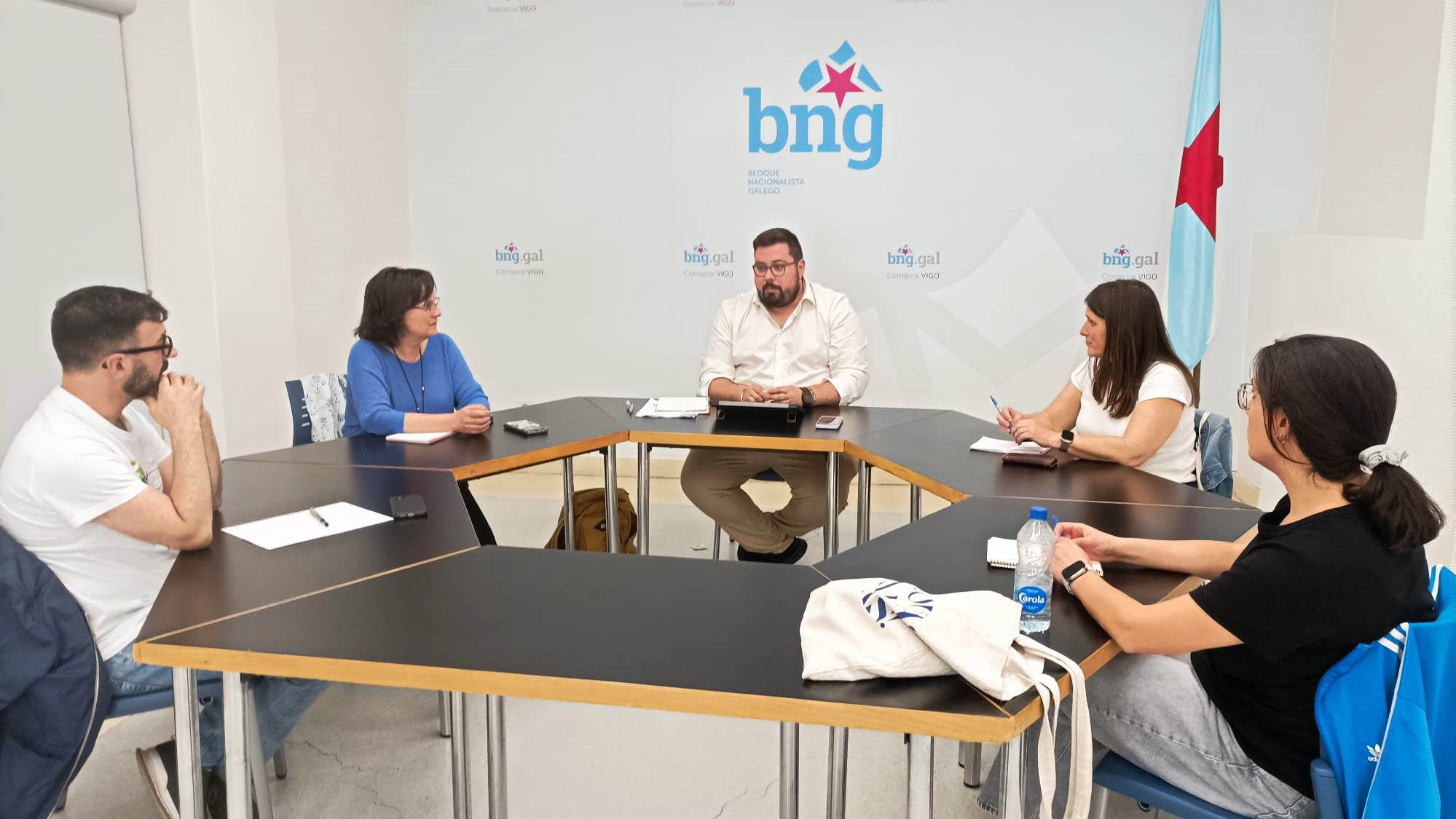 Xabier_P._Igrexas_e_Ana_Martínez_con_representantes_de_Bamad.jpg