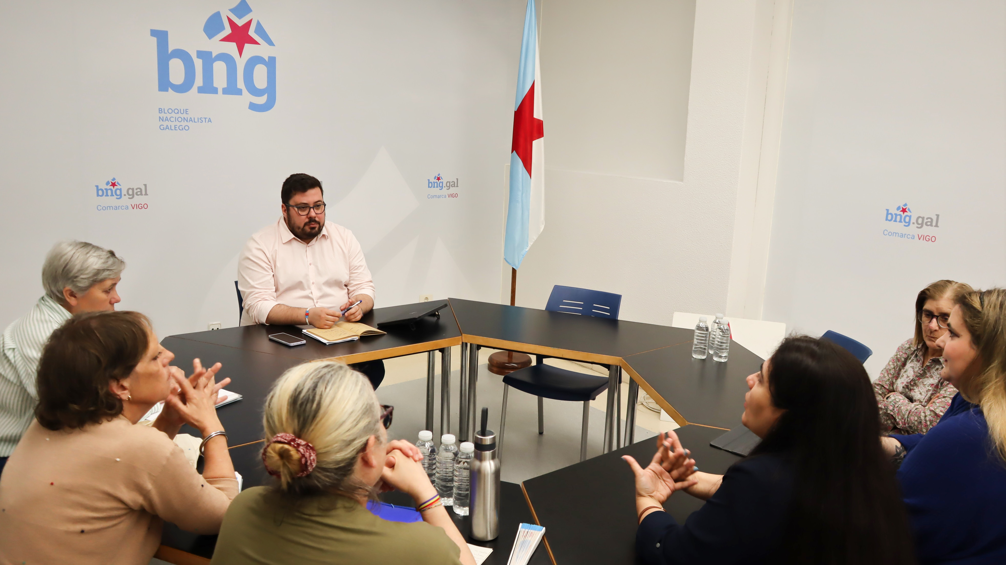 Foto_Xabier_P_Igrexas_reunido_co_Comité_do_SAF_Vigo.jpg