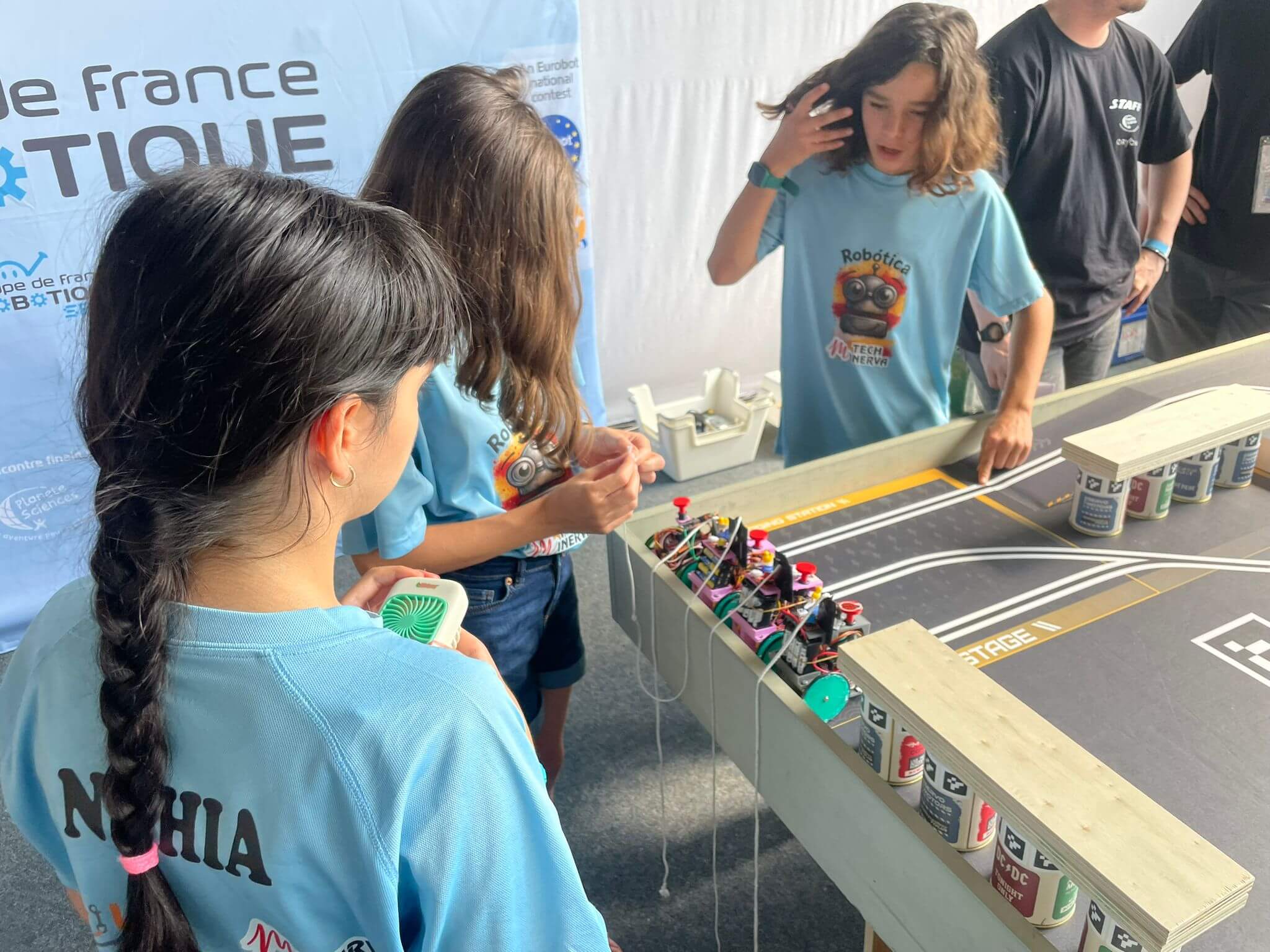 Nuestro equipo de competición TECH MINERVA preparando sus robots en la Coupe de France de Robotique