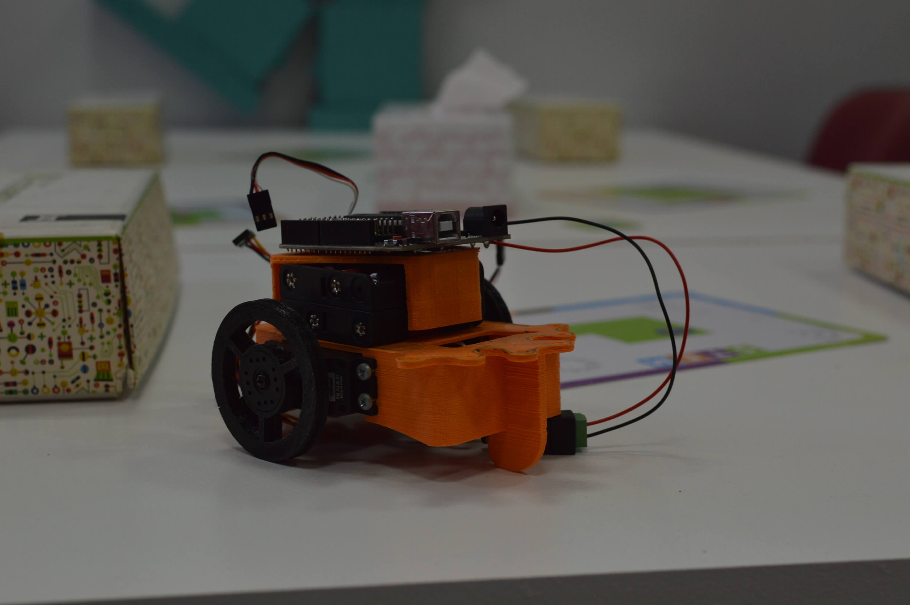 Robot con placa Arduino construido en el taller de robótica